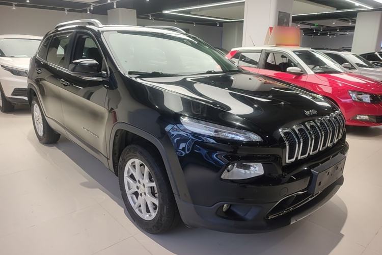 Used Jeep Cherokee 2016 2.4L Professional Smart Version Front Right 45 Deg