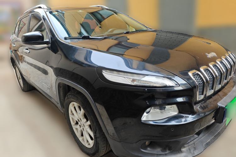 Used Jeep Cherokee 2016 2.0L Superior Edition Front Right 45 Deg