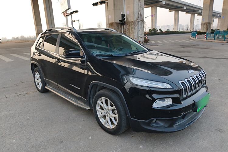 Used Jeep Cherokee 2016 2.4L Leading Smart Version Front Right 45 Deg