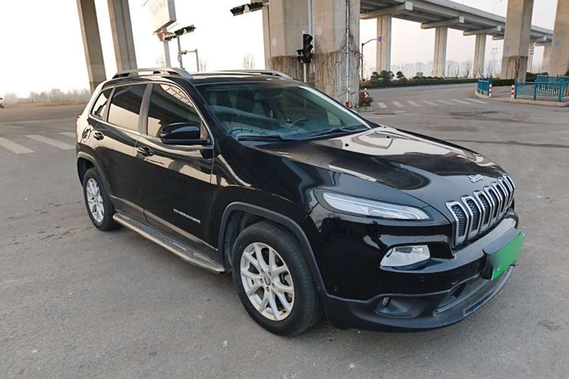 Used Jeep Cherokee 2016 2.4L Leading Smart Version Front Right 45 Deg