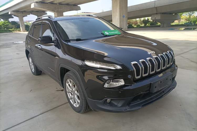 Used Jeep Cherokee 2016 2.4L Leading Smart Version Front Right 45 Deg