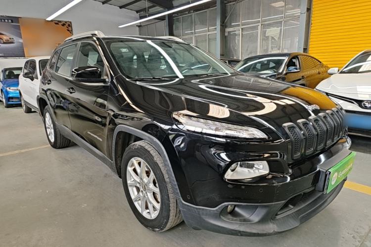 Used Jeep Cherokee 2016 2.4L Leading Edition Front Right 45 Deg