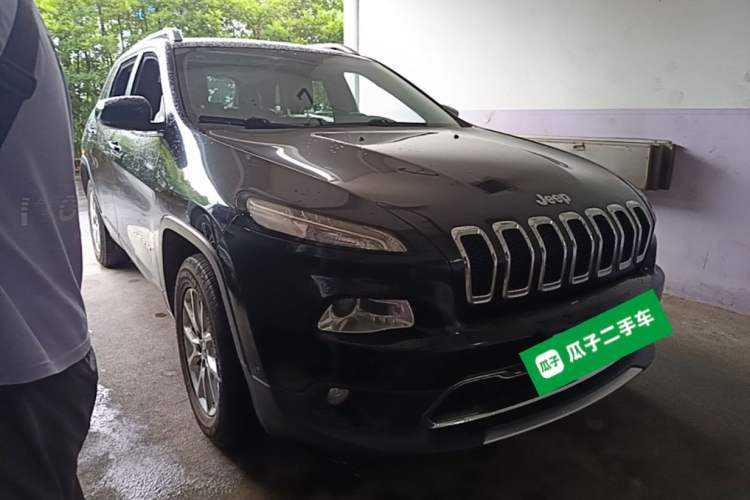 Used Jeep Cherokee 2016 2.4L Professional Smart Version Front Right 45 Deg