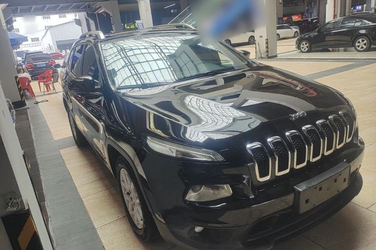 Used Jeep Cherokee 2016 2.4L Leading Smart Version Front Right 45 Deg
