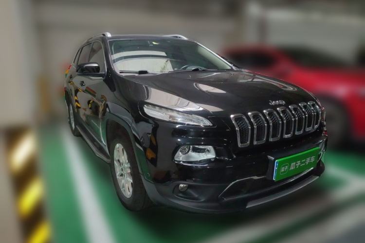 Used Jeep Cherokee 2016 2.4L Professional Edition Front Right 45 Deg