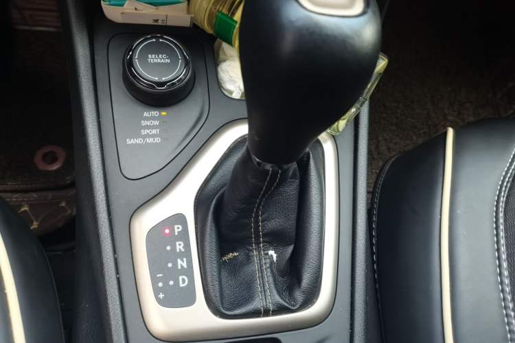 Used Jeep Cherokee 2016 2.4L Professional Edition Gear Lever