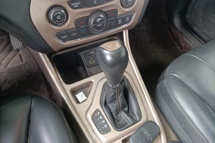 Used Jeep Cherokee 2016 2.0L Superior Edition Gear Lever