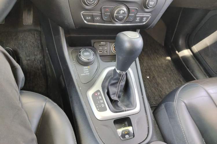 Used Jeep Cherokee 2016 2.4L Professional Smart Version Gear Lever
