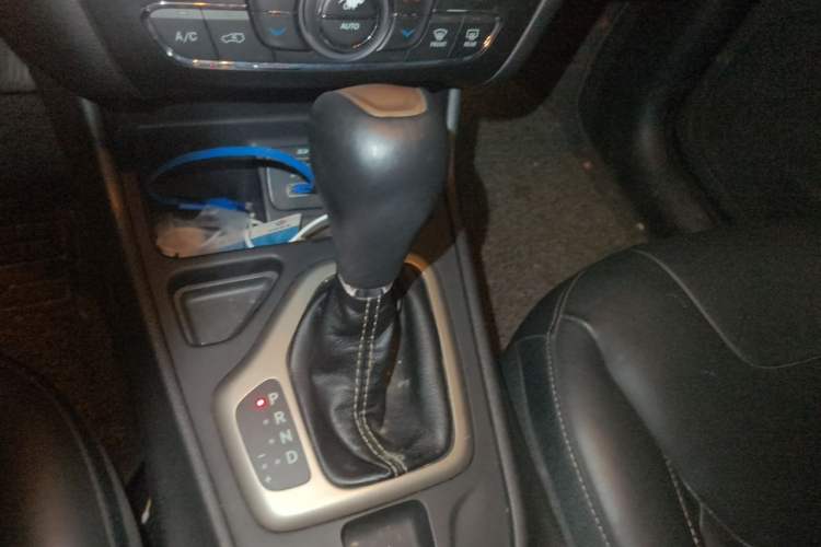 Used Jeep Cherokee 2016 2.0L Superior Edition Gear Lever