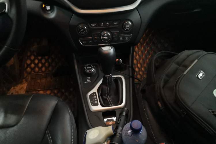 Used Jeep Cherokee 2016 2.4L Professional Edition Gear Lever