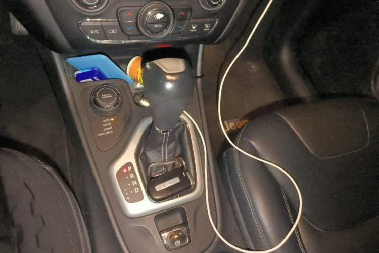Used Jeep Cherokee 2016 2.4L Professional Edition Gear Lever