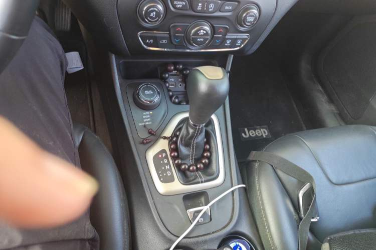 Used Jeep Cherokee 2016 2.4L Professional Edition Gear Lever