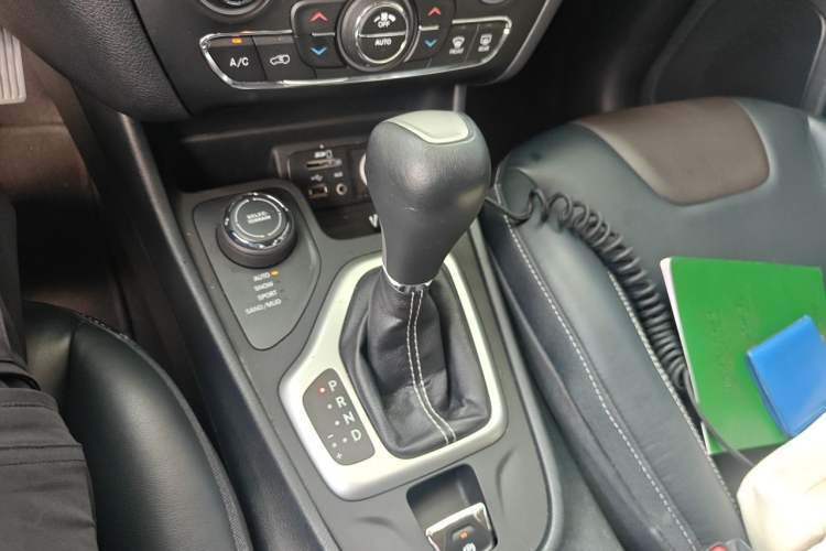 Used Jeep Cherokee 2016 2.4L Professional Edition Gear Lever