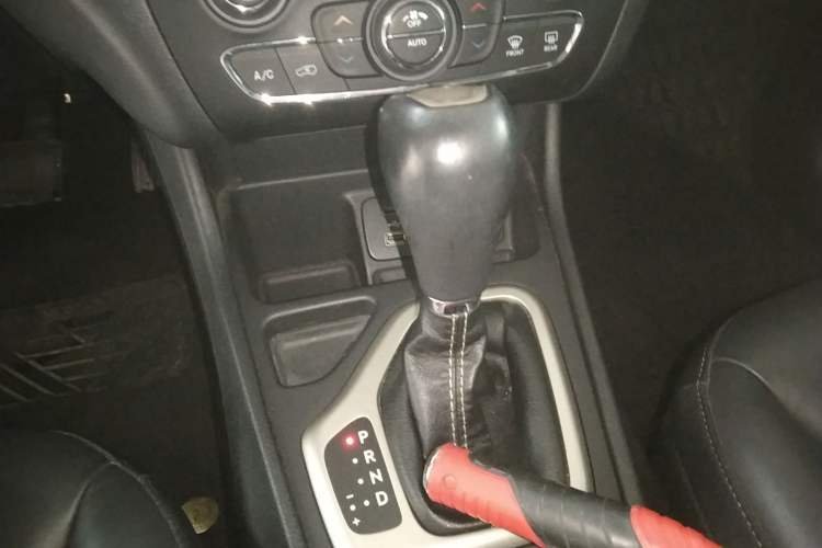 Used Jeep Cherokee 2016 2.4L Leading Edition Gear Lever