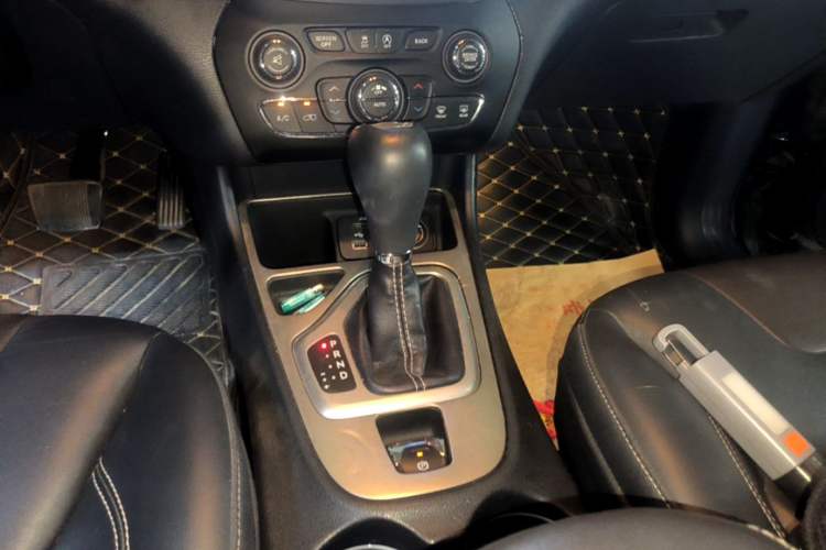 Used Jeep Cherokee 2016 2.4L Leading Edition Gear Lever