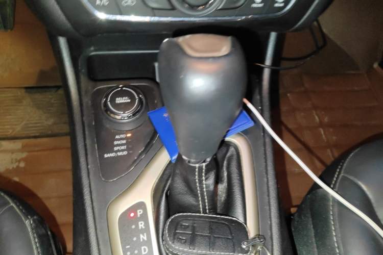 Used Jeep Cherokee 2016 2.4L Professional Smart Version Gear Lever