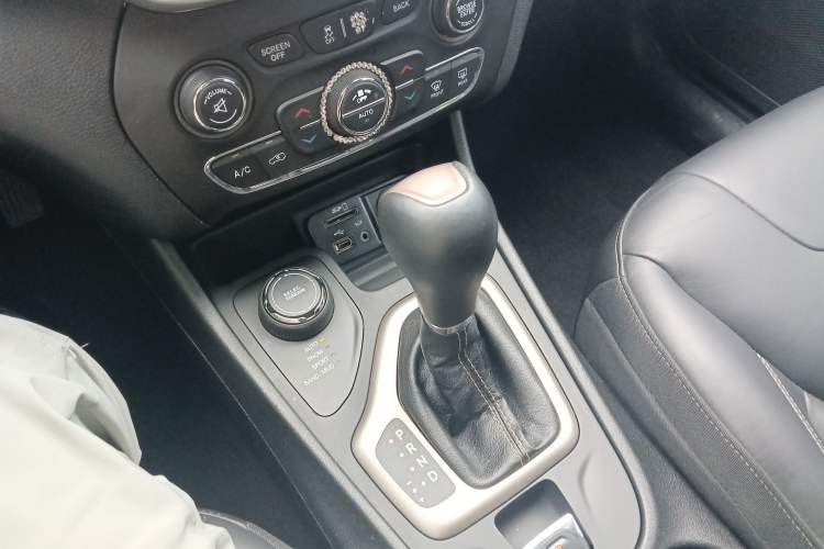 Used Jeep Cherokee 2016 2.4L Professional Edition Gear Lever