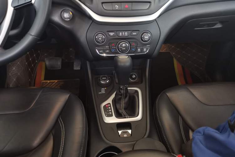 Used Jeep Cherokee 2016 2.4L Professional Smart Version Gear Lever