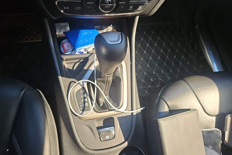 Used Jeep Cherokee 2016 2.0L Superior Edition Gear Lever