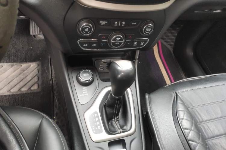 Used Jeep Cherokee 2016 2.4L Professional Edition Gear Lever
