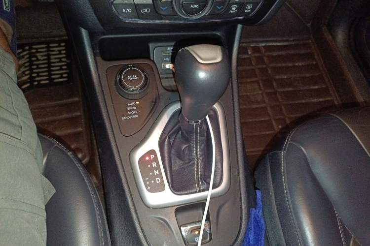 Used Jeep Cherokee 2016 2.4L Professional Edition Gear Lever