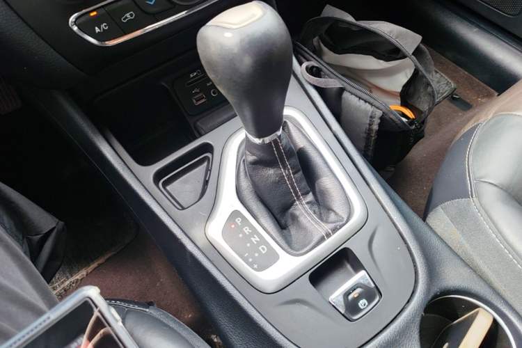 Used Jeep Cherokee 2016 2.4L Leading Edition Gear Lever