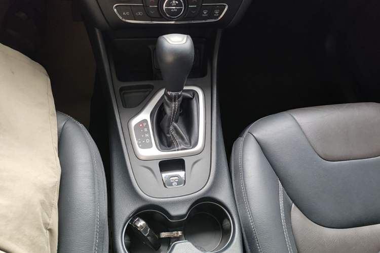 Used Jeep Cherokee 2016 2.4L Leading Edition Gear Lever