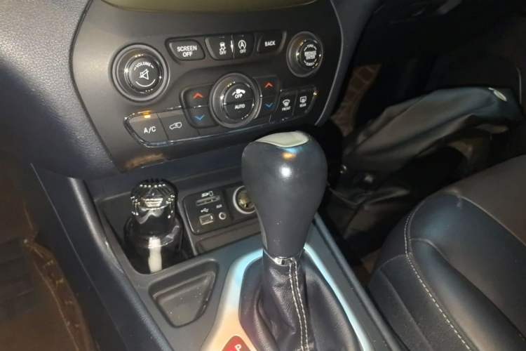 Used Jeep Cherokee 2016 2.4L Leading Edition Gear Lever