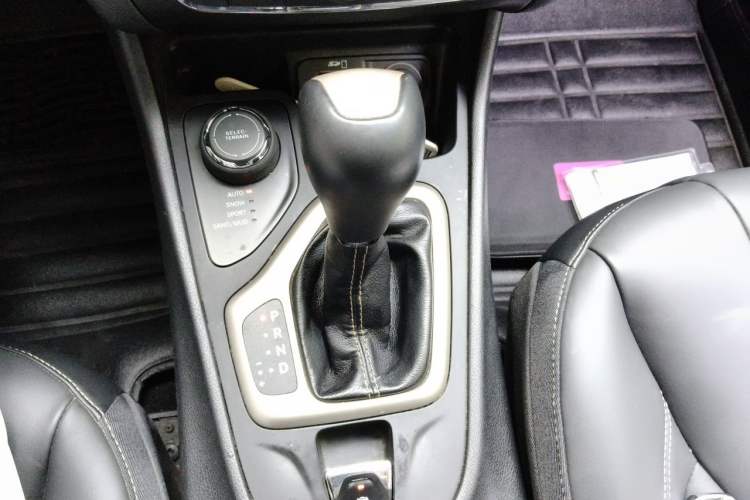 Used Jeep Cherokee 2016 2.4L Professional Smart Version Gear Lever