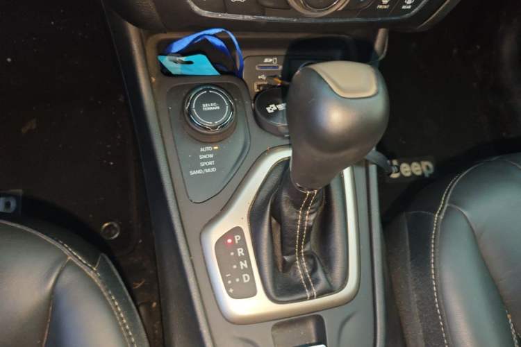 Used Jeep Cherokee 2016 2.4L Professional Edition Gear Lever