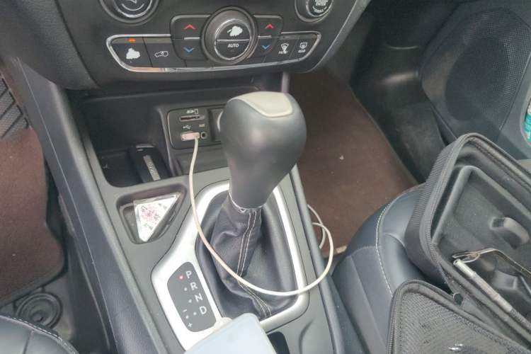 Used Jeep Cherokee 2016 2.4L Leading Edition Gear Lever