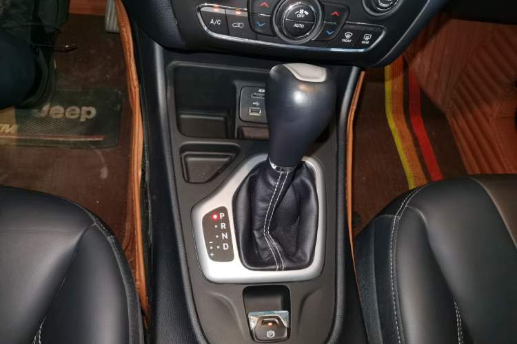 Used Jeep Cherokee 2016 2.4L Leading Edition Gear Lever