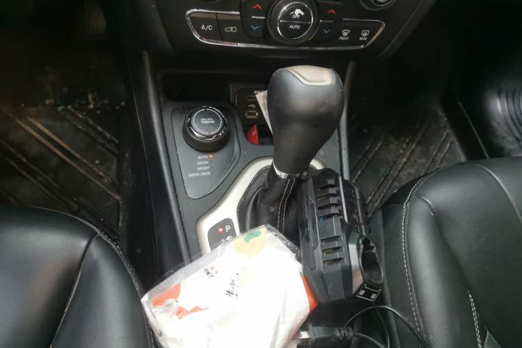 Used Jeep Cherokee 2016 2.4L Professional Edition Gear Lever