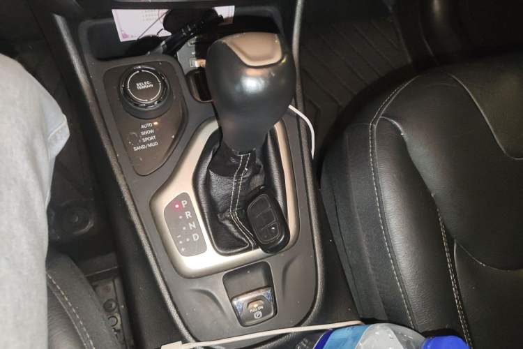 Used Jeep Cherokee 2016 2.4L Professional Edition Gear Lever