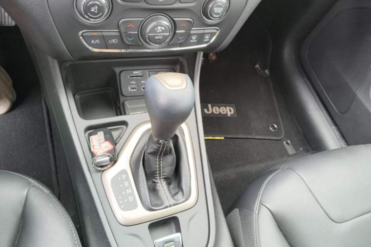 Used Jeep Cherokee 2016 2.0L Superior Edition Gear Lever