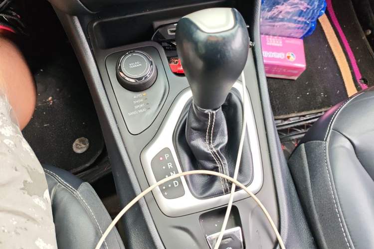 Used Jeep Cherokee 2016 2.4L Professional Edition Gear Lever