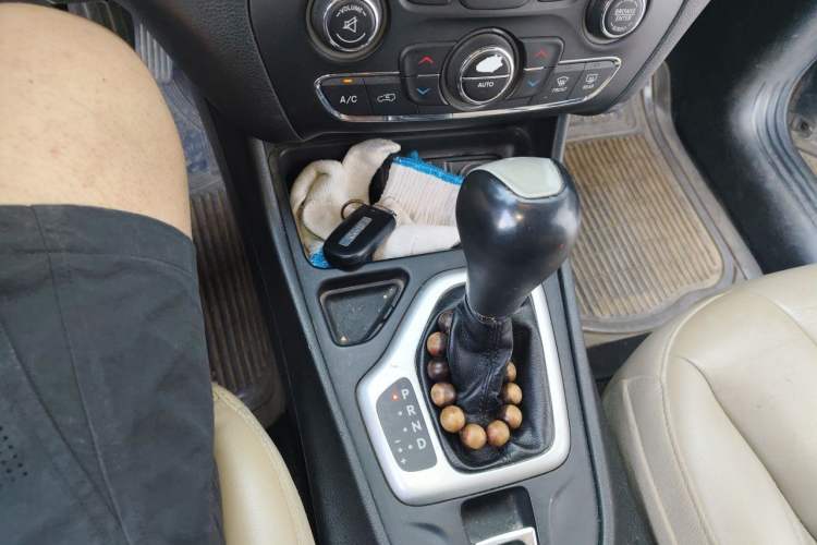 Used Jeep Cherokee 2016 2.0L Superior Edition Gear Lever