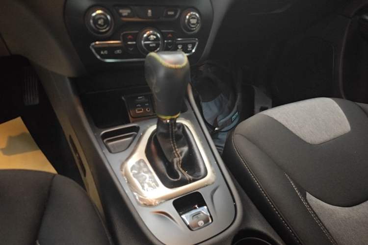 Used Jeep Cherokee 2016 2.0L Smart Version Gear Lever