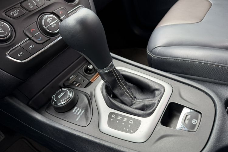 Used Jeep Cherokee 2016 2.4L Professional Edition Gear Lever