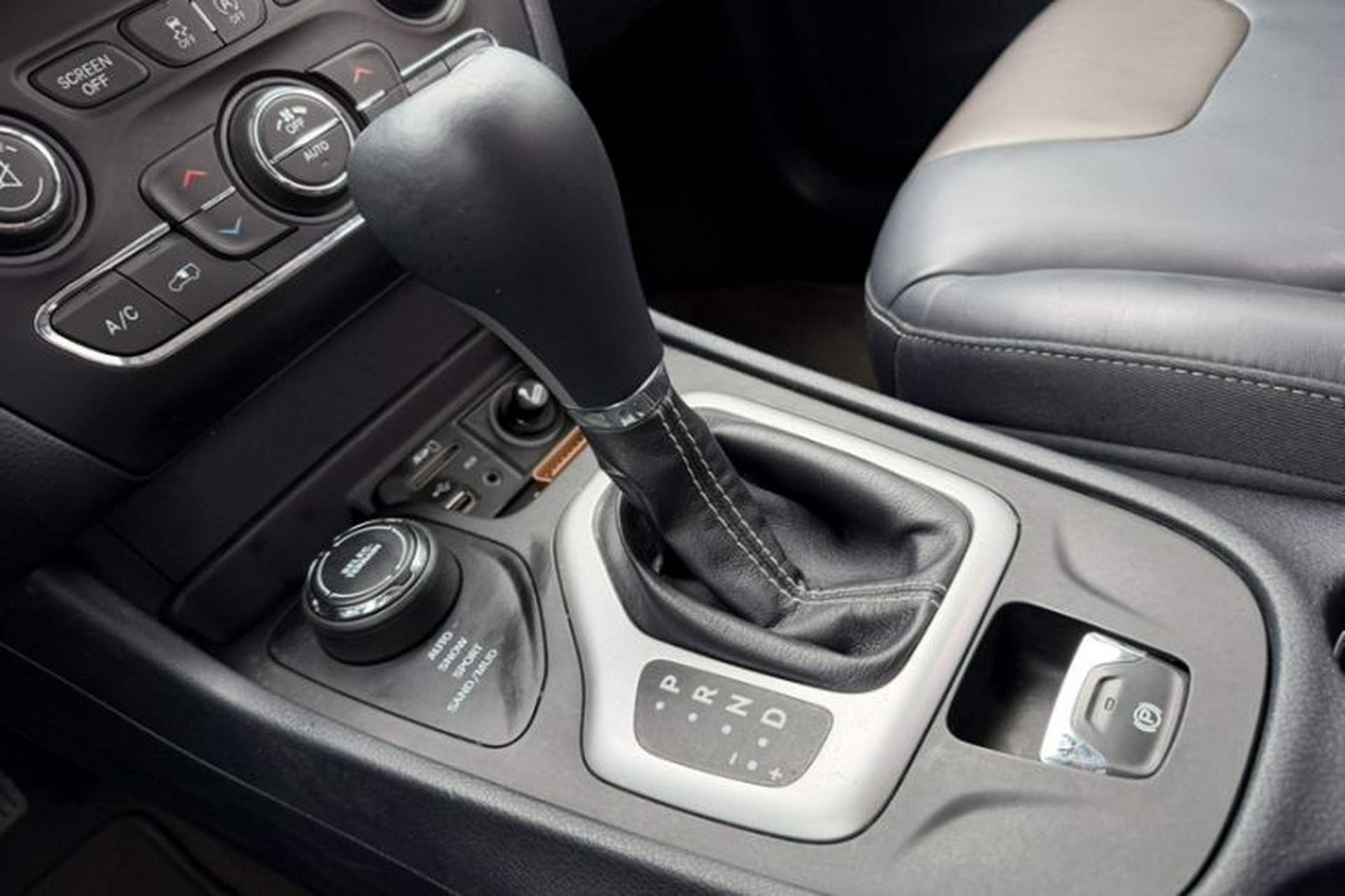 Used Jeep Cherokee 2016 2.4L Professional Edition Gear Lever