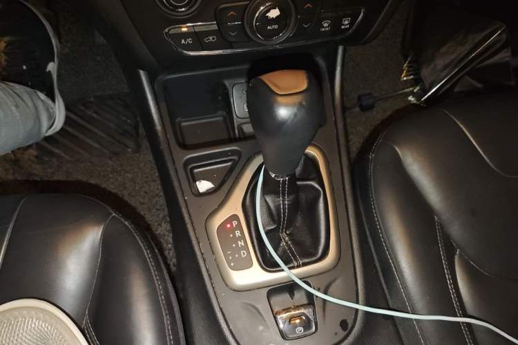 Used Jeep Cherokee 2016 2.4L Leading Edition Gear Lever