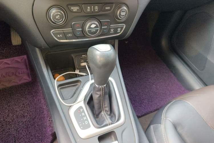 Used Jeep Cherokee 2016 2.4L Leading Edition Gear Lever