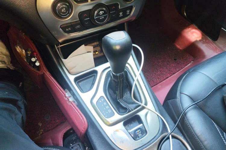 Used Jeep Cherokee 2016 2.4L Leading Edition Gear Lever