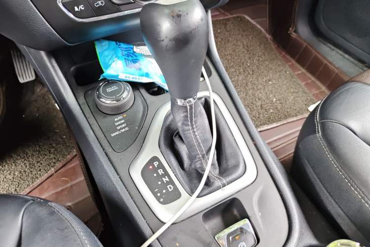 Used Jeep Cherokee 2016 2.4L Professional Edition Gear Lever