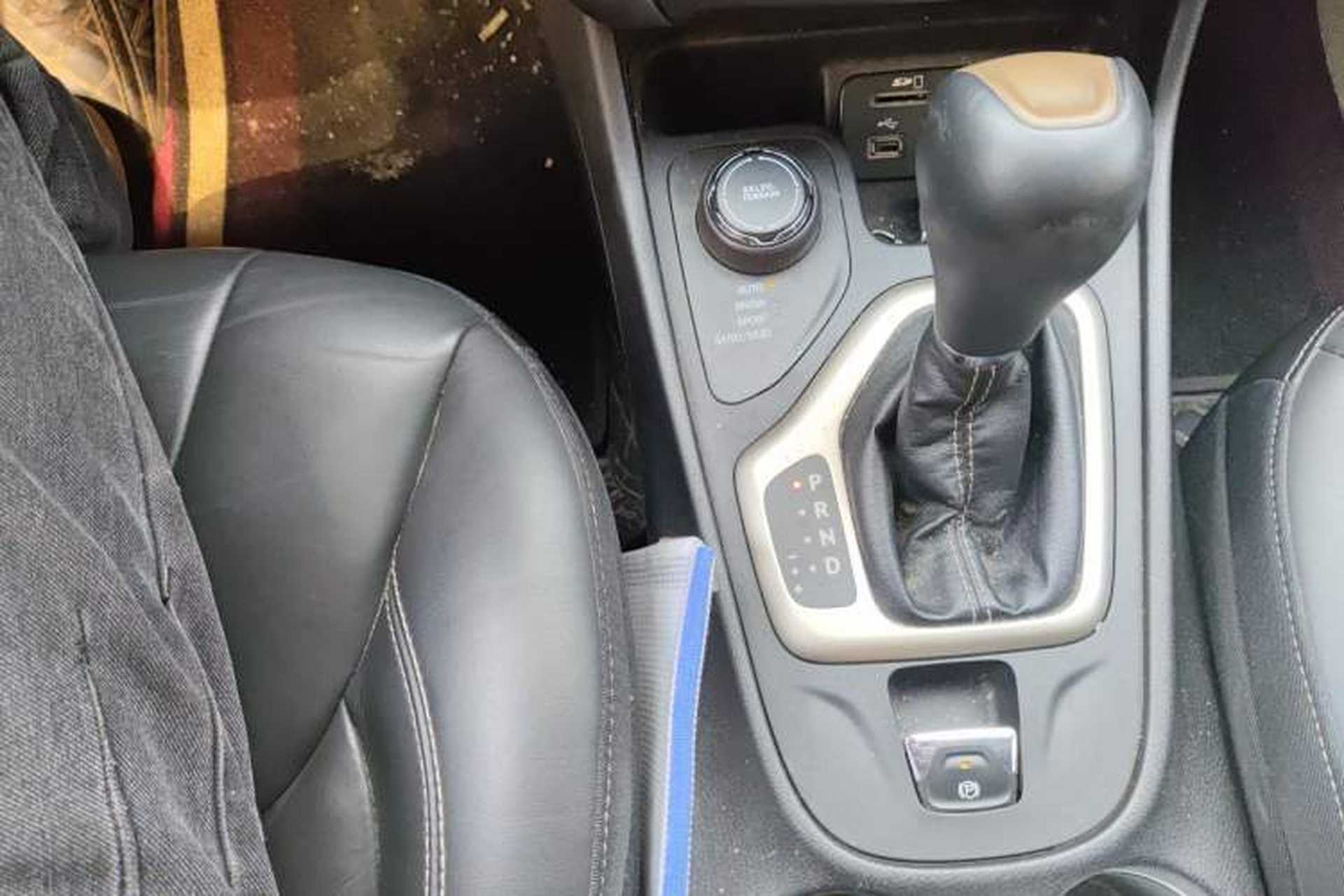 Used Jeep Cherokee 2016 2.4L Professional Smart Version Gear Lever