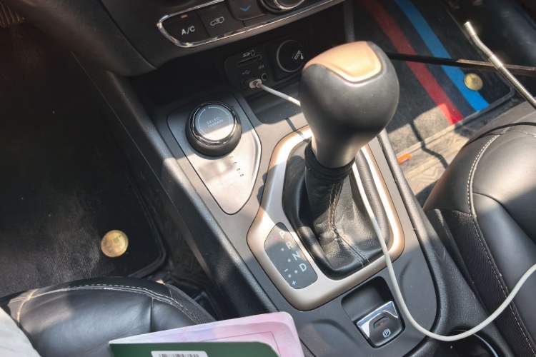 Used Jeep Cherokee 2016 2.4L Professional Smart Version Gear Lever