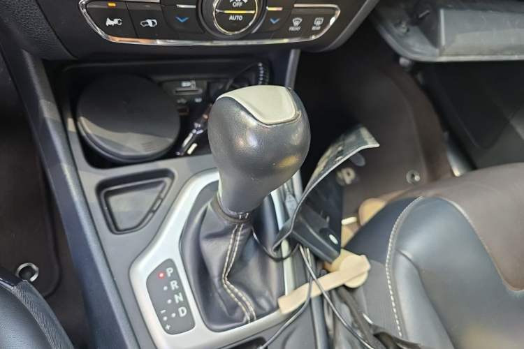 Used Jeep Cherokee 2016 2.4L Leading Edition Gear Lever