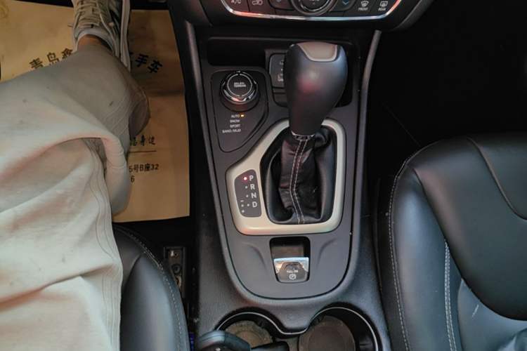 Used Jeep Cherokee 2016 2.4L Professional Edition Gear Lever