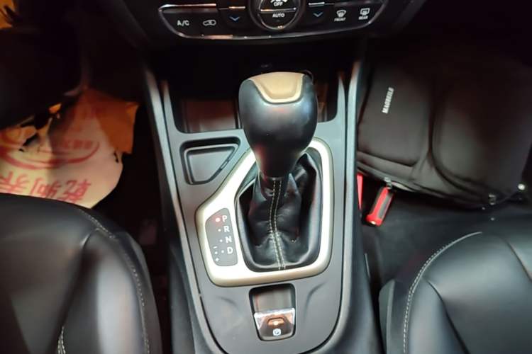 Used Jeep Cherokee 2016 2.0L Superior Edition Gear Lever