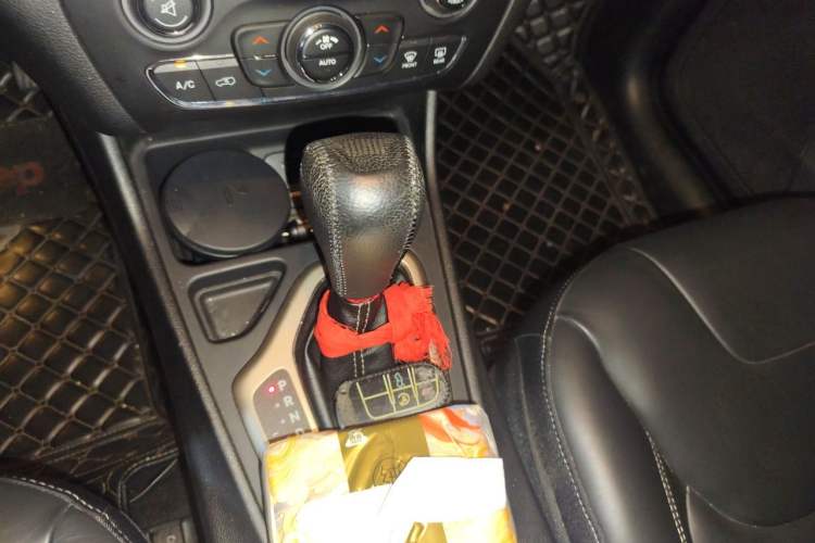 Used Jeep Cherokee 2016 2.0L Superior Edition Gear Lever